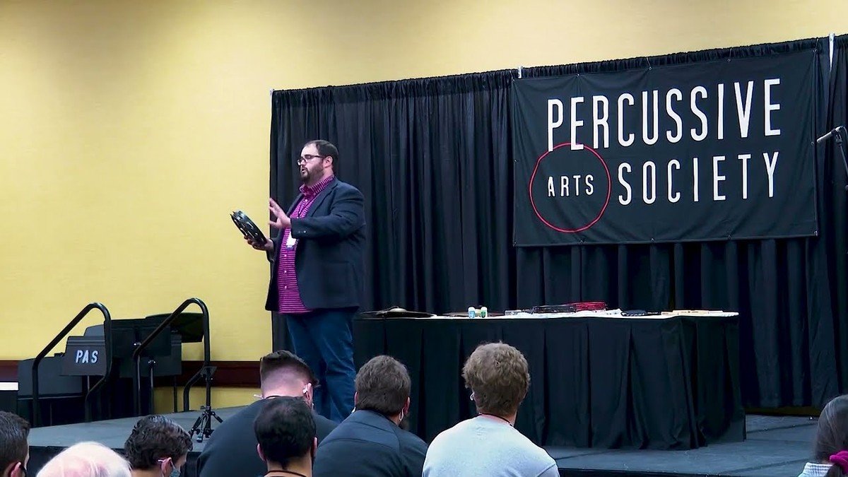 Proč si číšníci dávají do kapsy gumičku: geniální trik na rozlitou vodu