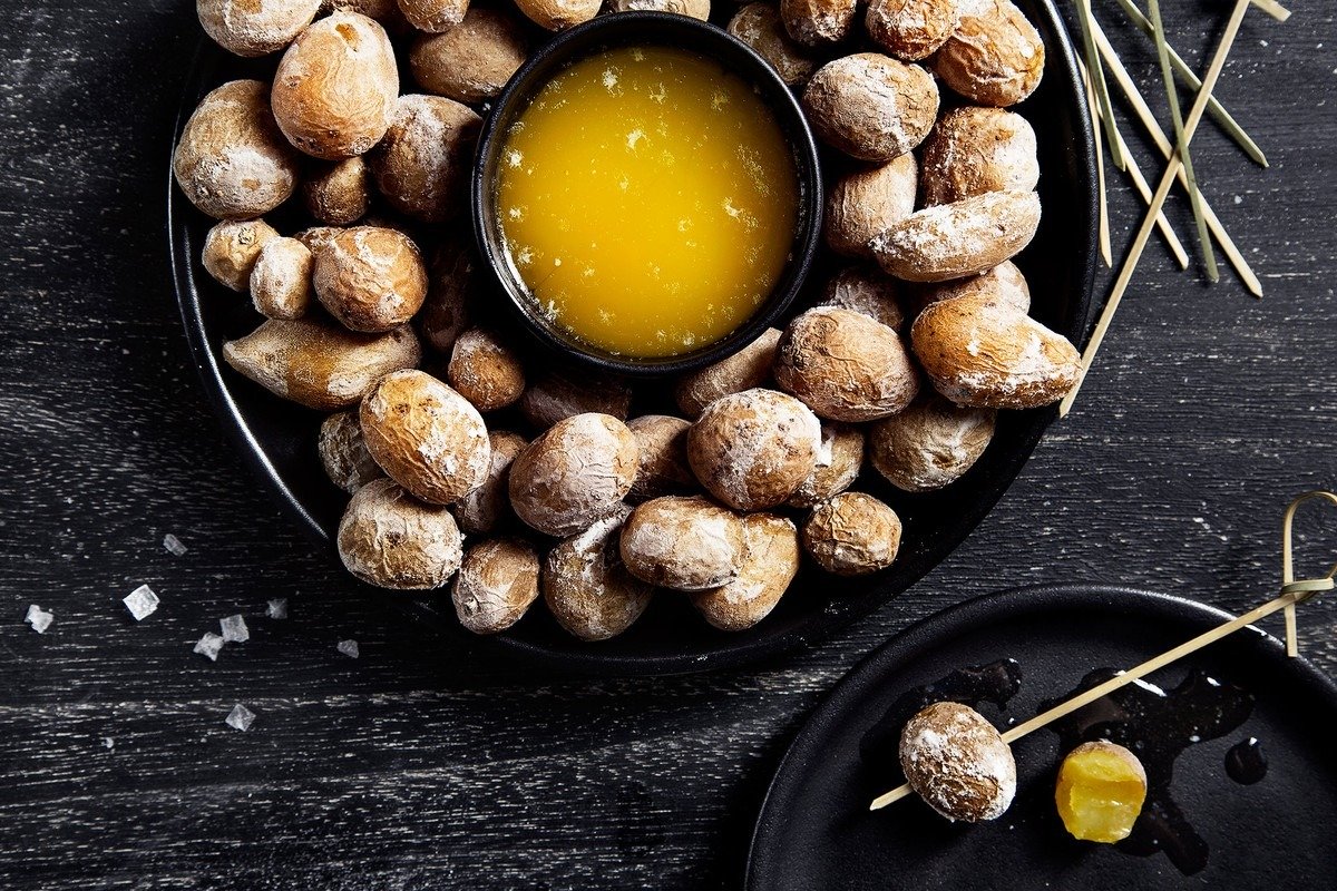 Proč všichni kuchaři přidávají sůl do vody při vaření brambor