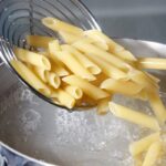 Proč všichni šéfkuchaři přidávají sůl do vody na těstoviny