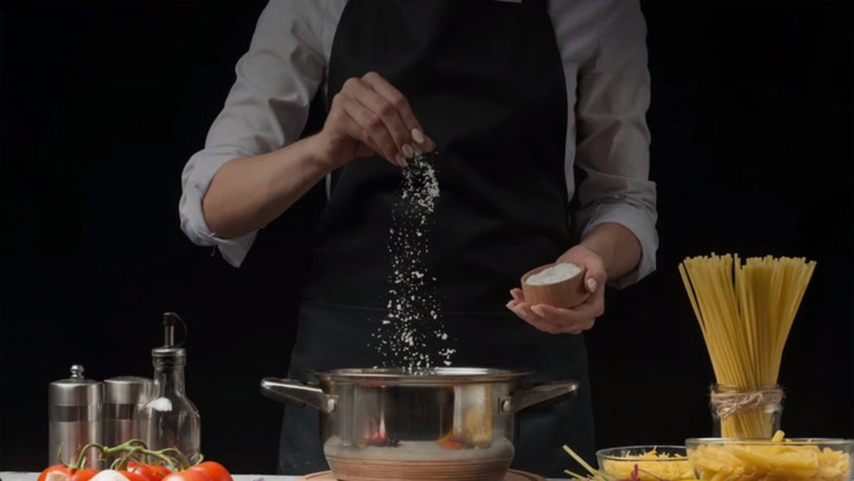 Proč všichni šéfkuchaři přidávají sůl do vody na těstoviny - image 1