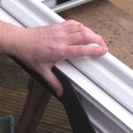 Průhledná páska na okenní rámy: jak zabránit úniku tepla v zimě