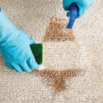 Skvrny na kobercích zmizí jedním produktem z vaší koupelny