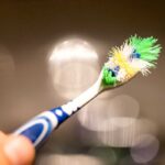 Starý kartáček na zubní pasty a špína v koupelně? Dokonalý pár