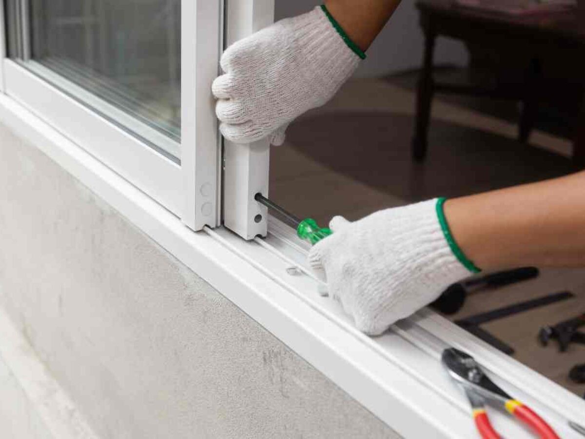 Starý zubní kartáček? Ideální nástroj pro čistění drážek oken - image 2