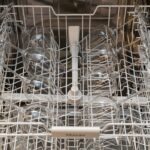 Víno do myčky? Proč to čistí lépe než drahé prostředky