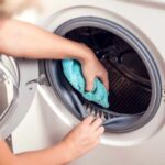 Vložte ocet do práčky: jak se zbavit plísně na těsnění za 50 korun