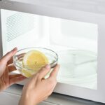 Voda s citronem v mikrovlnné troubě odstraní uschlé zbytky za 3 minuty