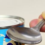 Jak otevřít konzervovanou potravinu bez otvíráku: jediný trik, který potřebujete