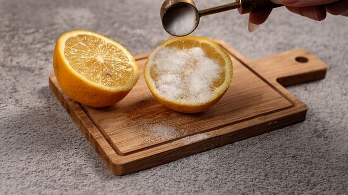 Jak vrátit lesk kovu obyčejným citrónem ze zahrady