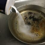 Kuchyňská sůl na připálené nádobí – proč chemici to milují