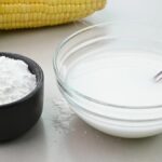 Kukuřičný škrob místo drahého čističe: jak vyčistit matraci za 20 korun