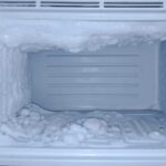 Ledová tříska v ledničce? Zažeňte ji obyčejným papírem – funguje to za minutu