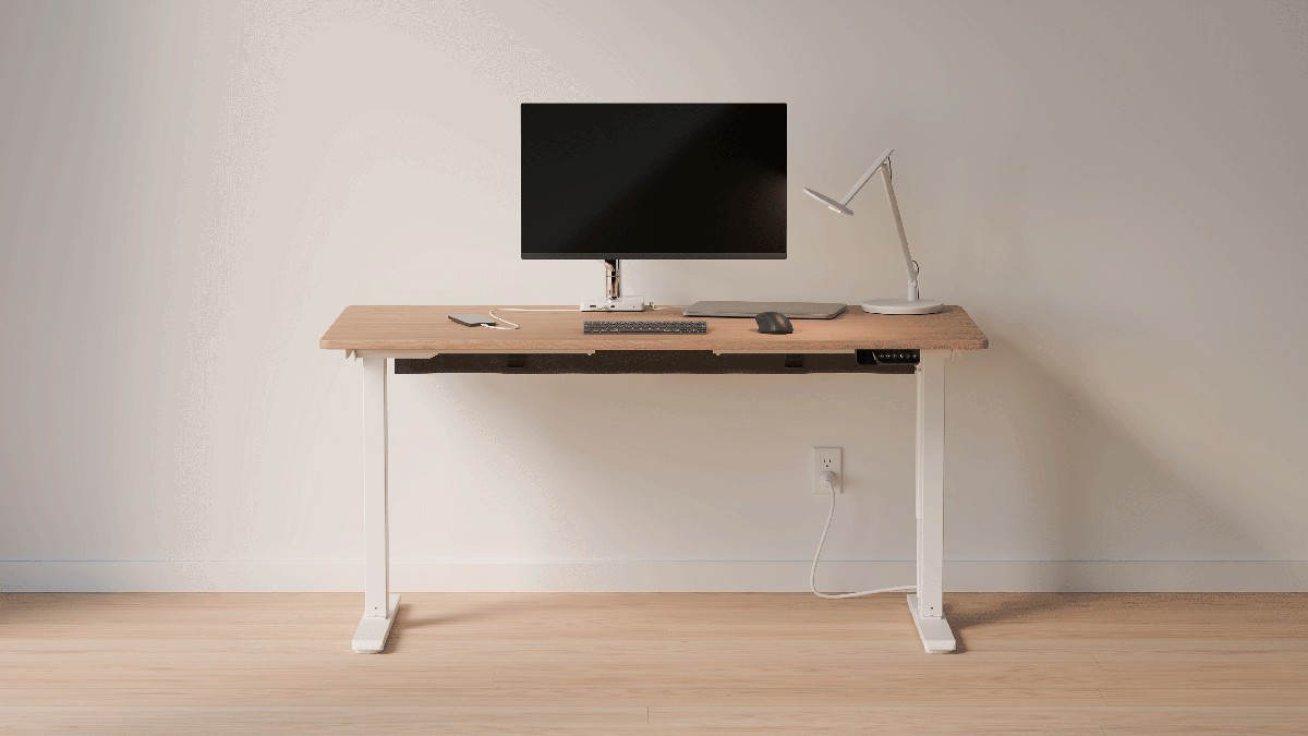 Obyčejná kancelářská spona drží kabel u nabíječky – jednoduché řešení pro chaos - image 1