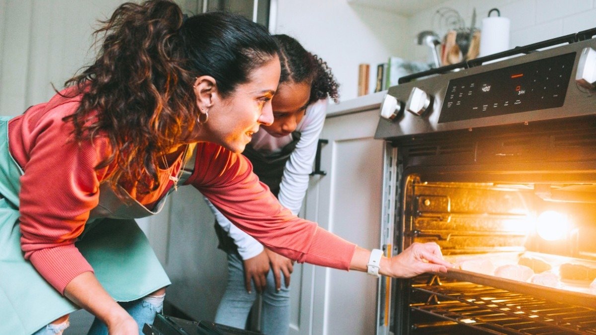 Papírová utěrka v trouře? Trik, kterým si ušetříte 40 % energie na vaření