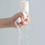 Papírová utěrka ve skříni: starý trik proti vlhkosti, který funguje