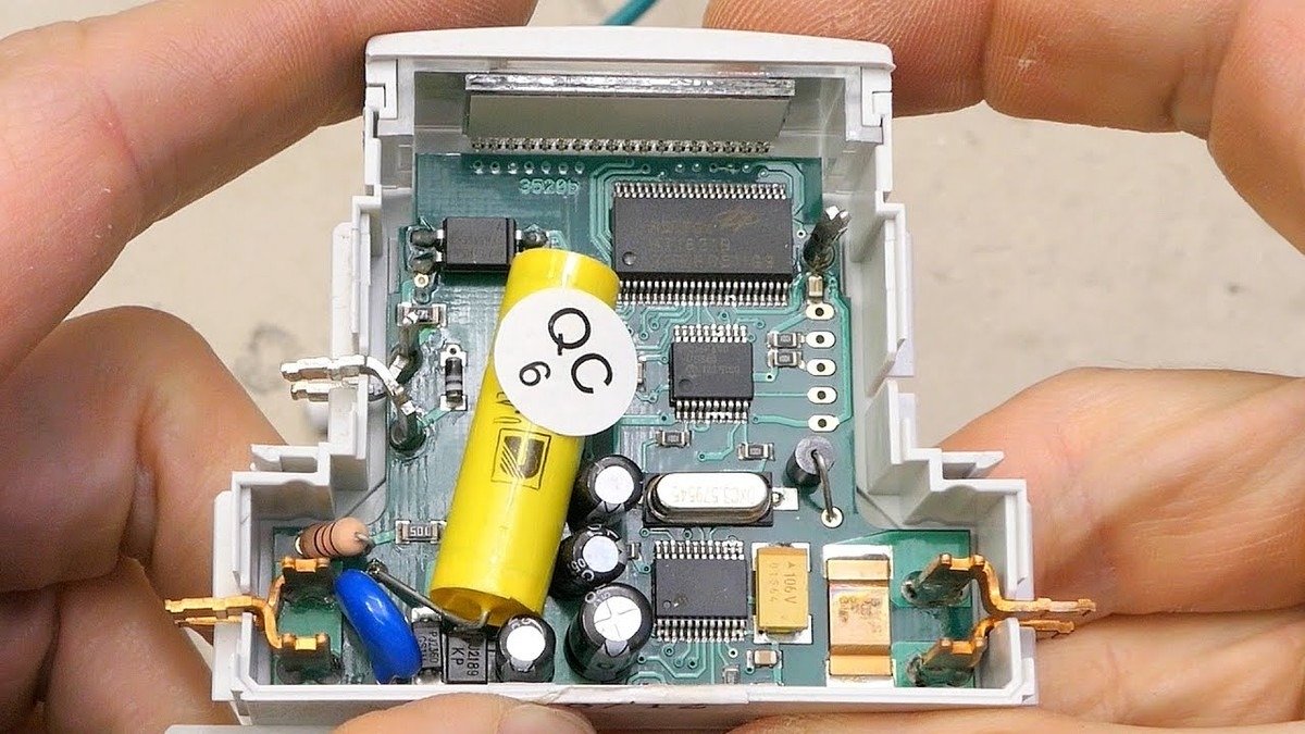 Plastový kelímek na elektroměru: geniální řešení na rozbitý displej