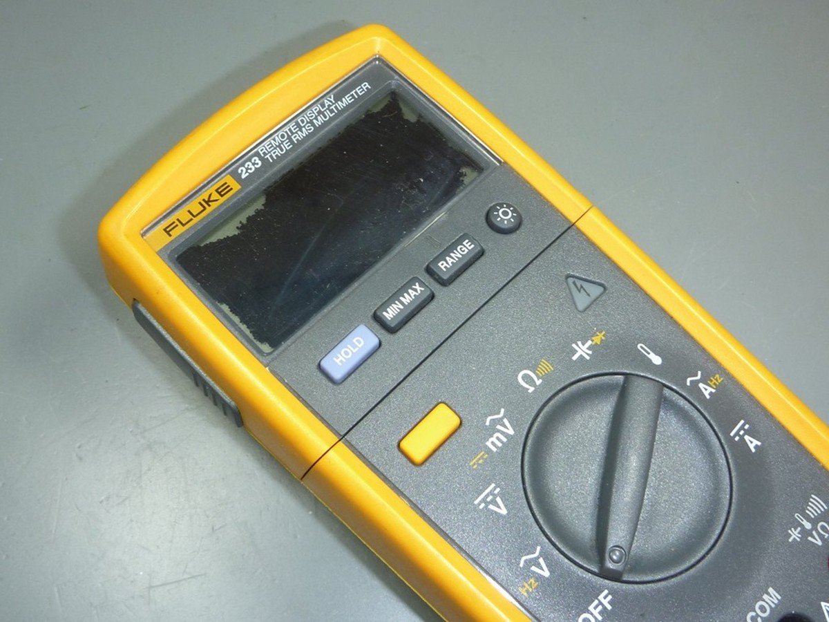 Plastový kelímek na elektroměru: geniální řešení na rozbitý displej - image 1