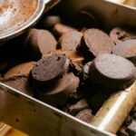 Použitá kávová sedlina: geniální čistič na zahnědlé hrnce