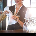 Proč číšníci dávají do vody citronovou šťávu při mytí sklenic