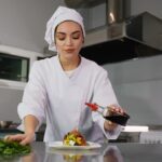 Proč kuchaři přidávají do vařící vody ocet – věda za receptem