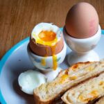 Proč kuchaři vždycky přidávají ocet do vroucí vody s vejci