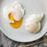 Proč kuchaři vždycky přidávají ocet do vody na vejce