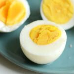 Proč kuchaři vždy přidávají ocet do vařící vody na vejce