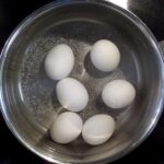 Proč kuchaři vždy přidávají ocet do vařící vody s vejci