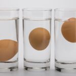 Proč kuchaři vždy přidají ocet do vařící vody s vejci