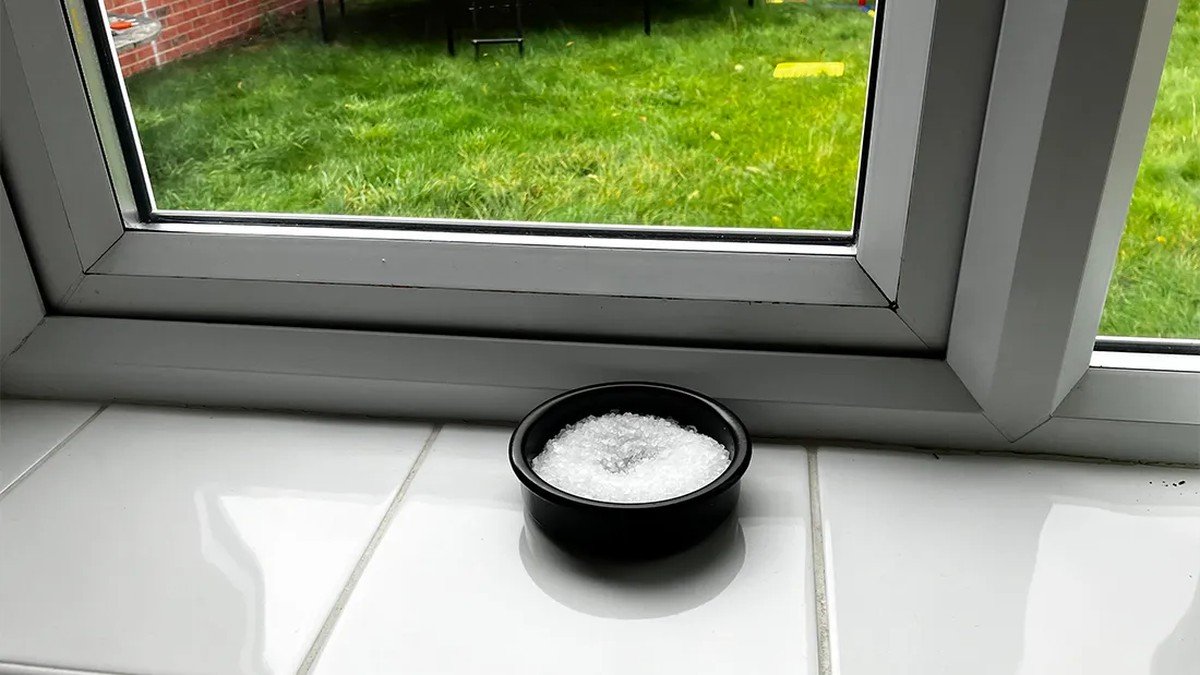 Solný nápis na okně: starobylý trik proti vlhkosti v bytě