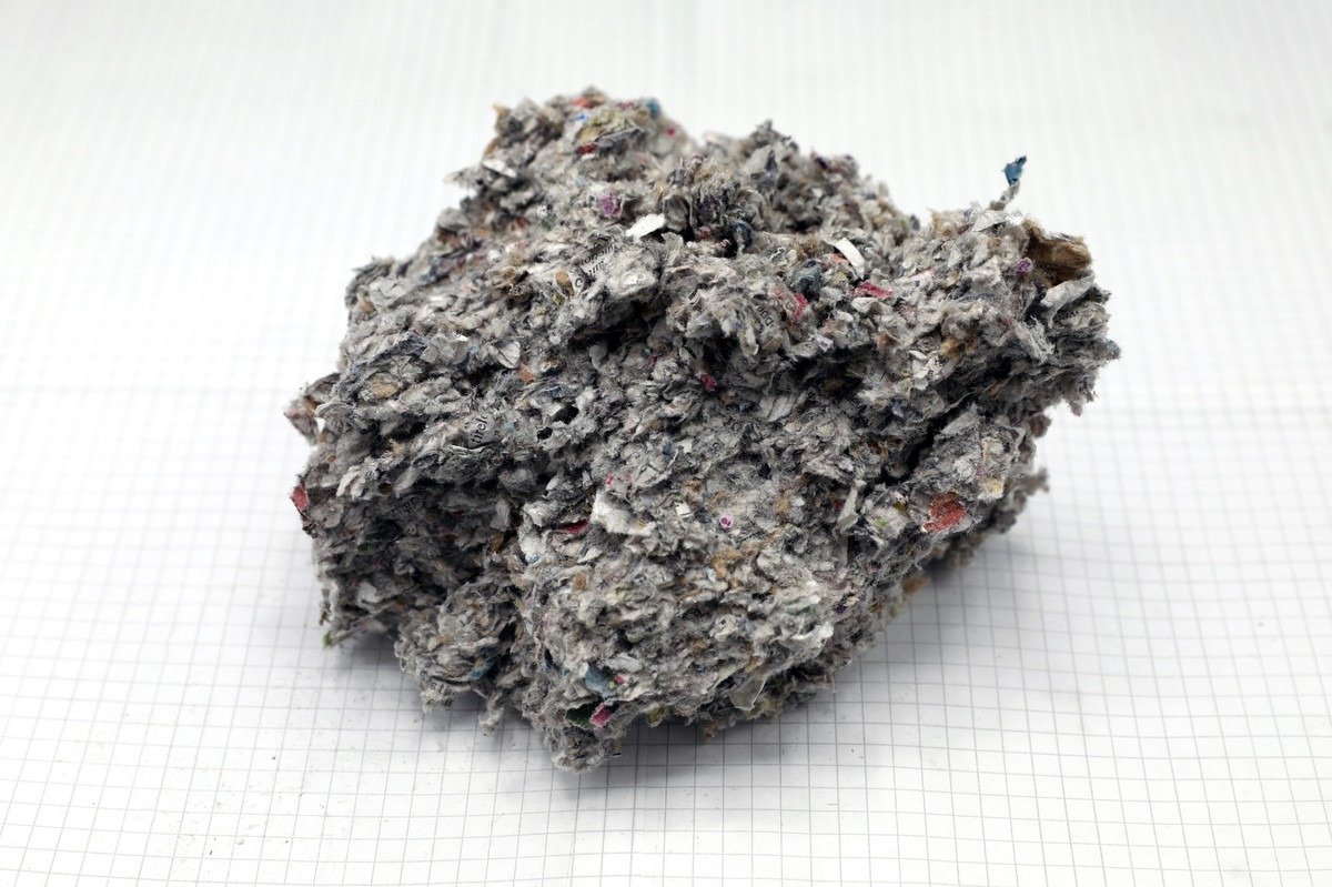 Staré novinové papíry jako izolace: geniální řešení pro chladné rohy