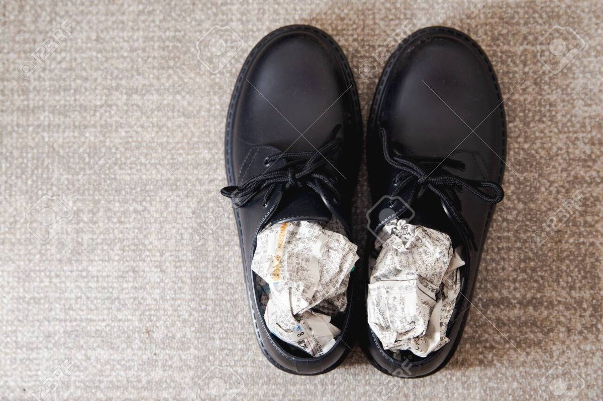 Staré noviny v botách: jednoduchý spasitel mokrých nohou