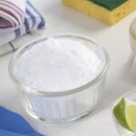 Sůl v dřezu funguje lépe než drahé čističe: vědecký důkaz